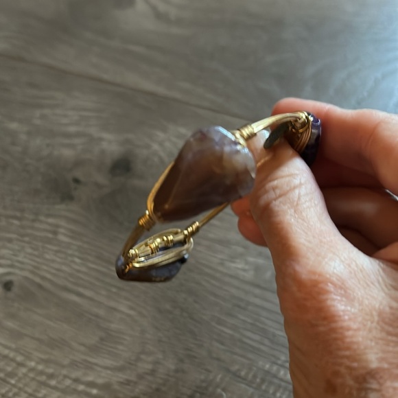 Gold wire bracelet with three purple geodes - Picture 3 of 5